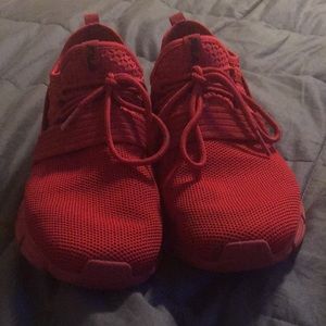 fila red running shoes